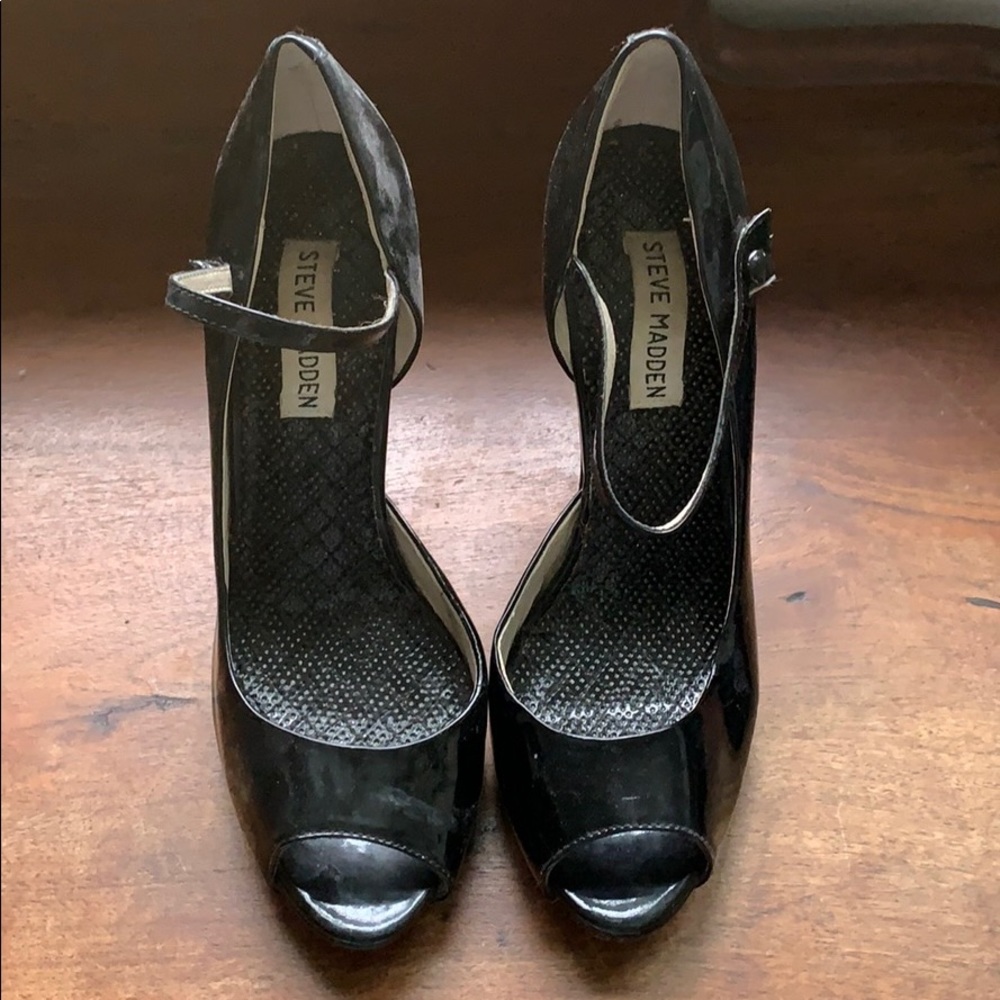 Steve Madden peep toe patent leather pump
